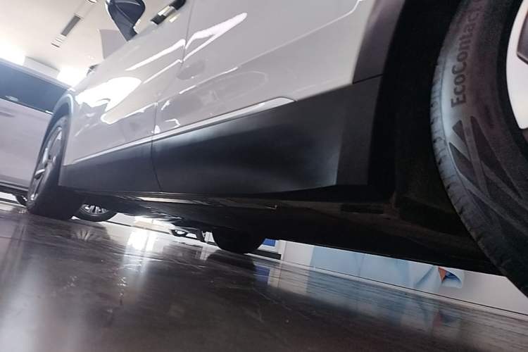 Used Nio ES8 2024 75 kWh Left Side Sill