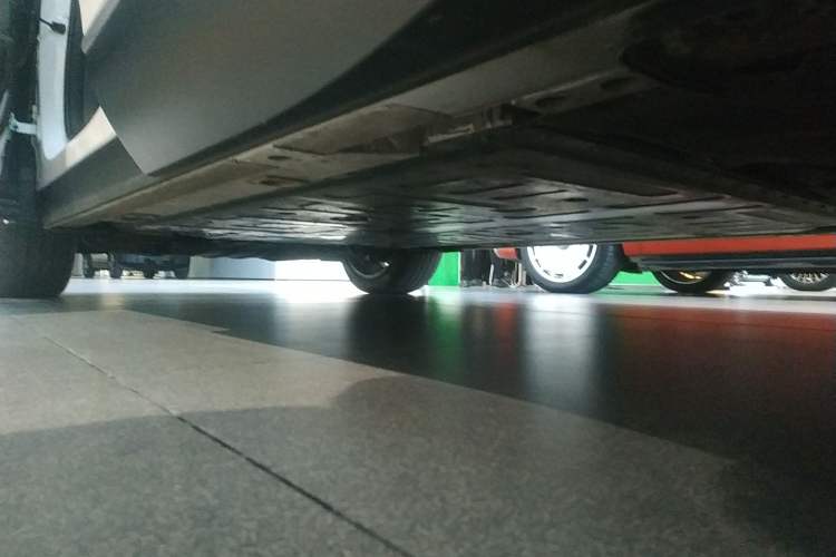 Used Nio ES8 2024 75 kWh Left Side Sill