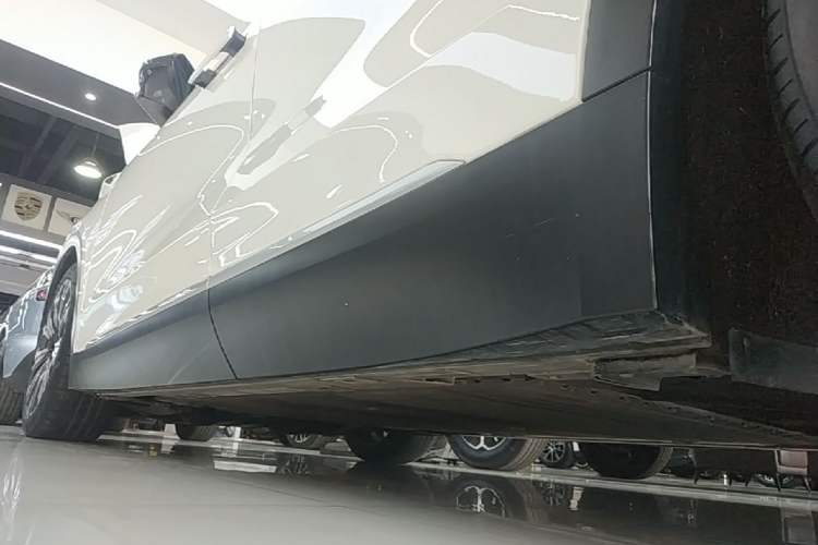 Used Nio ES8 2024 75 kWh Left Side Sill