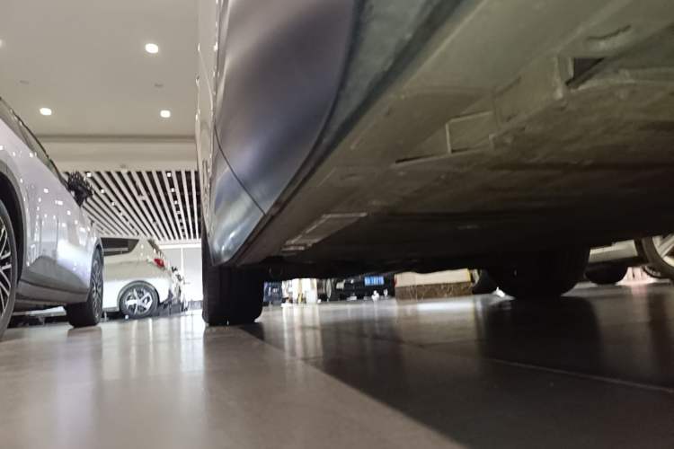 Used Nio ES8 2024 75 kWh Executive Edition Left Side Sill