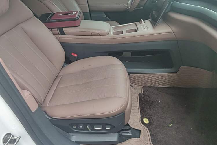 Used Nio ES8 2024 75 kWh Right Front Seat
