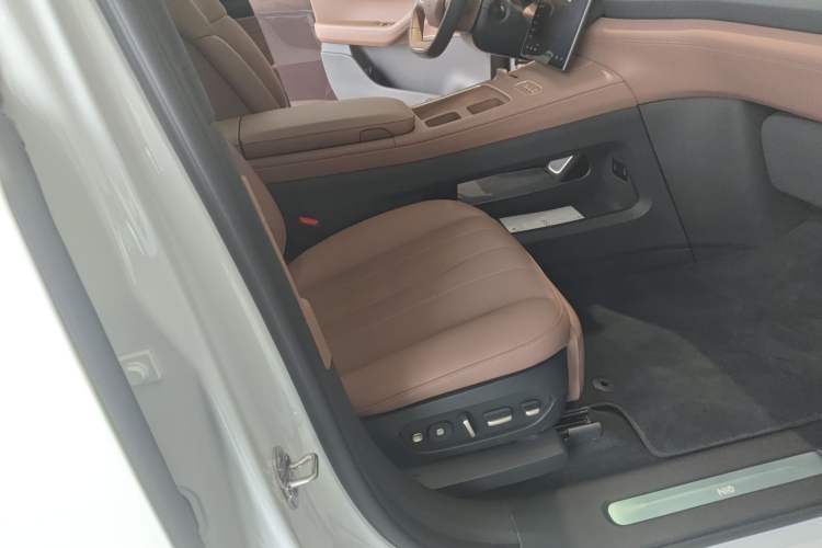 Used Nio ES8 2024 75 kWh Right Front Seat