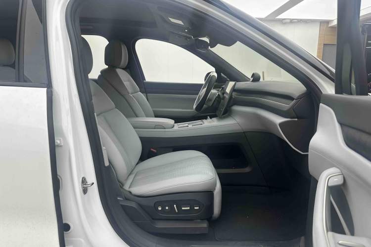 Used Nio ES8 2024 75 kWh Right Front Seat