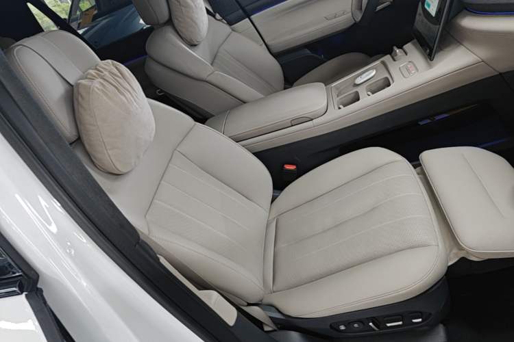 Used Nio ES8 2024 75 kWh Right Front Seat