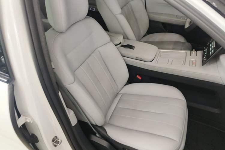 Used Nio ES8 2024 75 kWh Right Front Seat