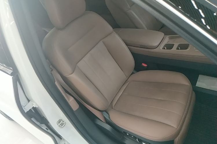Used Nio ES8 2024 75 kWh Right Front Seat