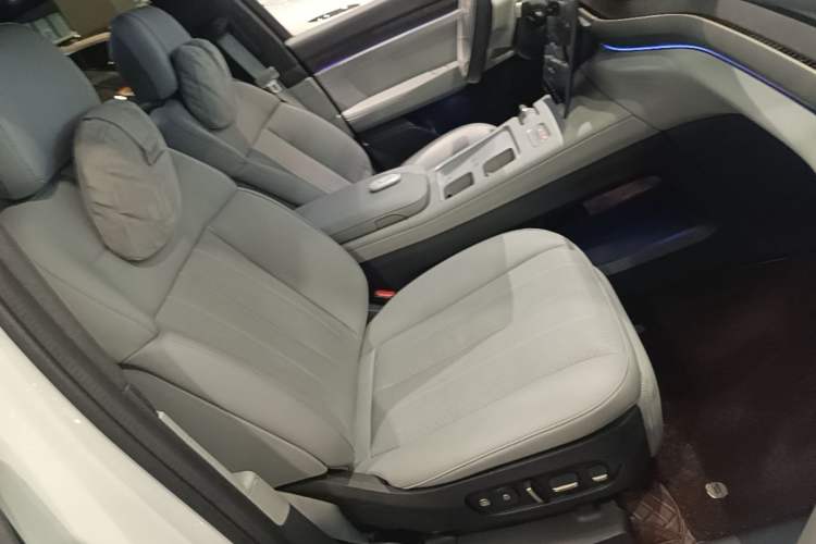 Used Nio ES8 2024 75 kWh Executive Edition Right Front Seat