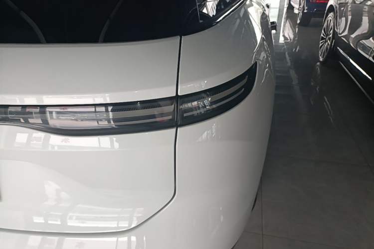 Used Nio ES8 2024 75 kWh Right Rear Taillight