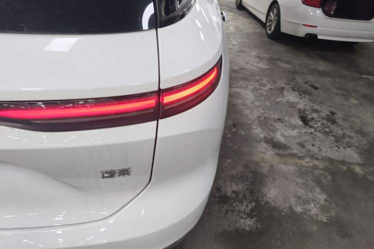 Used Nio ES8 2024 75 kWh Executive Edition Right Rear Taillight
