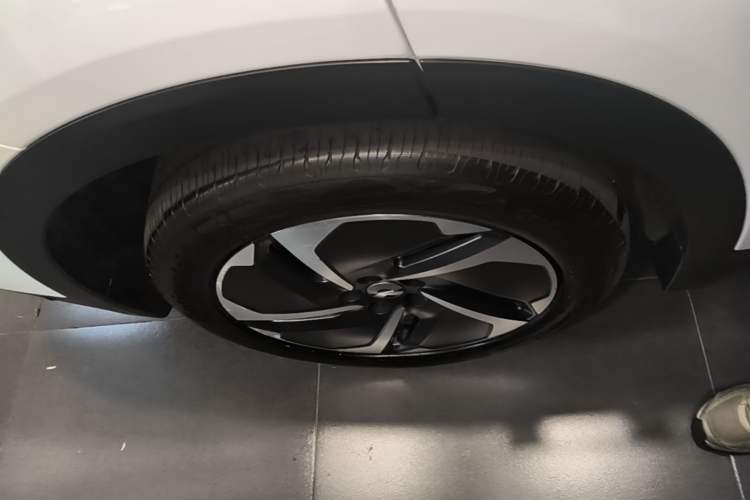 Used Nio ES8 2024 75 kWh Executive Edition Right Rear Wheel Hub