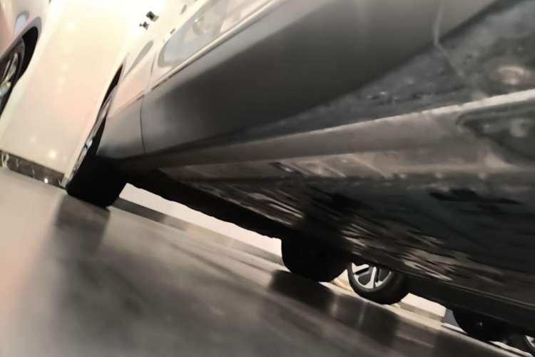 Used Nio ES8 2024 75 kWh Executive Edition Right Side Sill