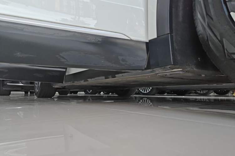 Used Nio ES8 2024 75 kWh Executive Edition Right Side Sill