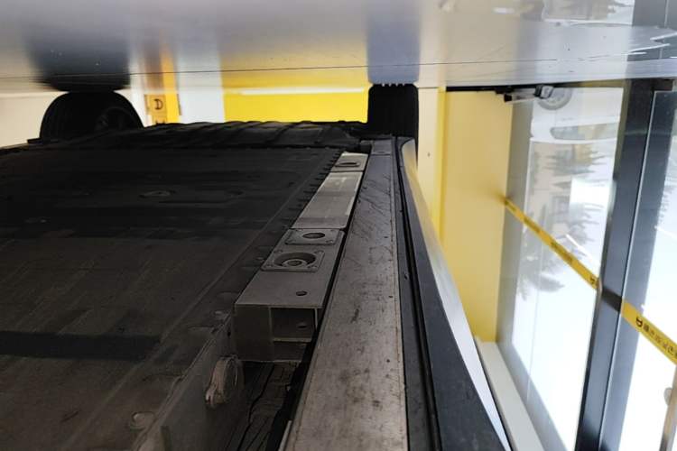 Used Nio ES8 2024 75 kWh Right Side Sill