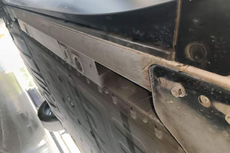 Used Nio ES8 2024 75 kWh Right Side Sill
