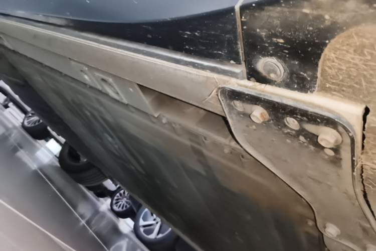 Used Nio ES8 2024 75 kWh Right Side Sill