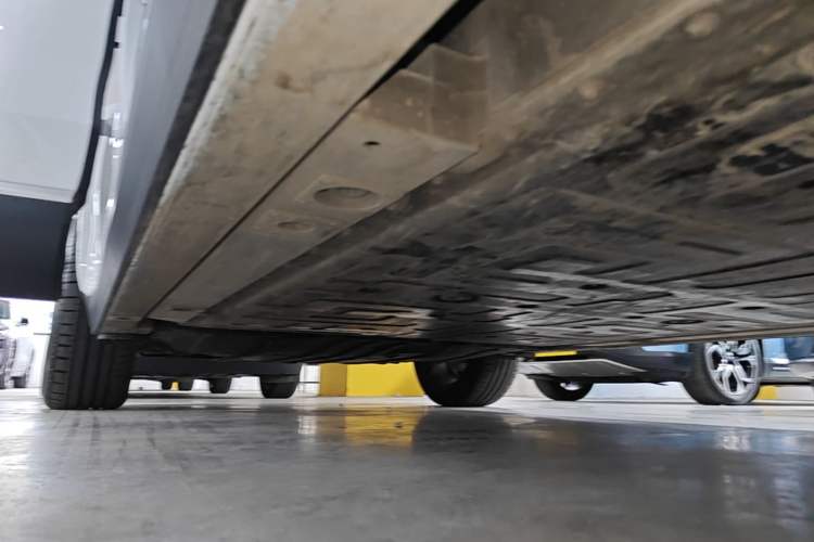 Used Nio ES8 2024 75 kWh Right Side Sill
