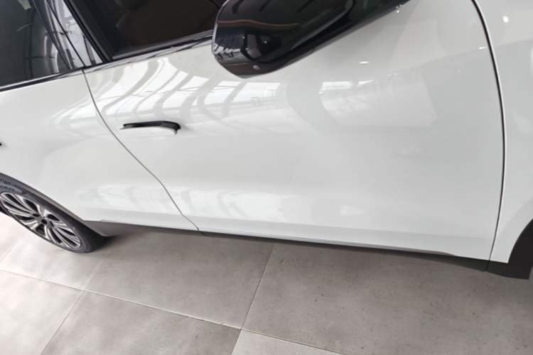 Used Nio ES8 2024 75 kWh Right Side Sill