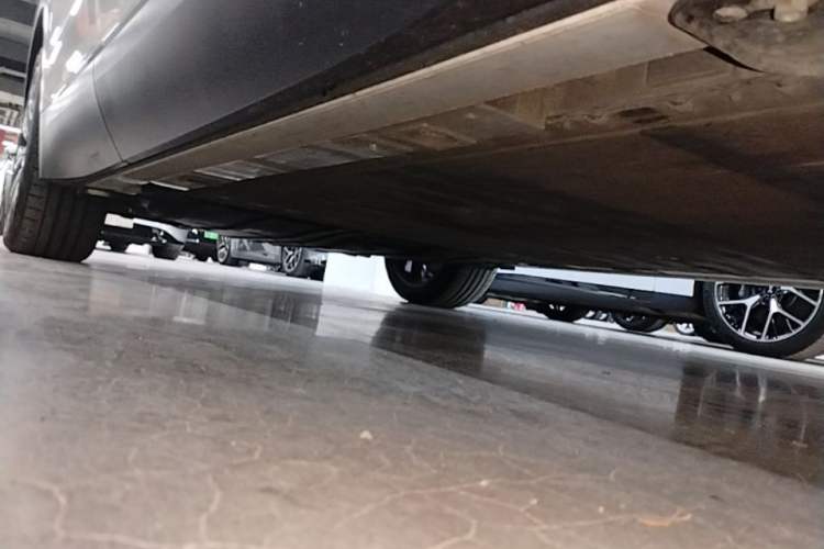 Used Nio ES8 2024 75 kWh Right Side Sill