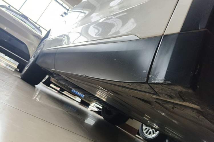 Used Nio ES8 2024 75 kWh Right Side Sill