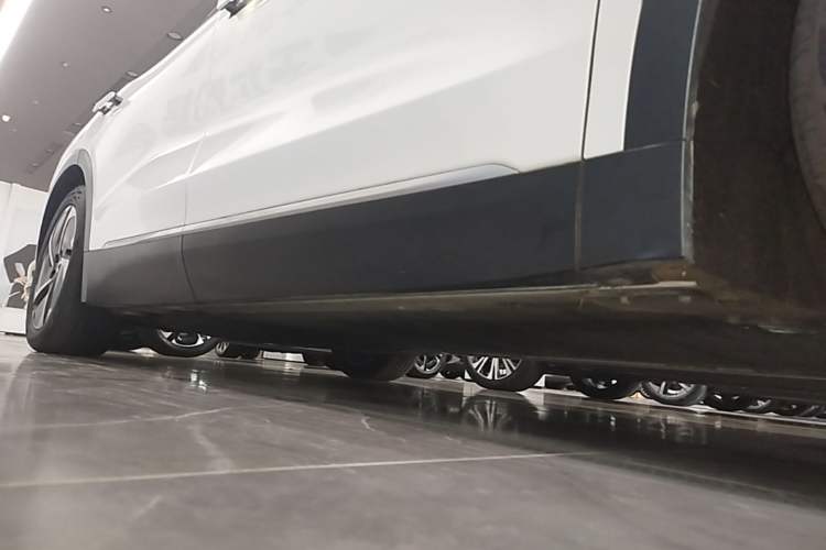 Used Nio ES8 2024 75 kWh Right Side Sill