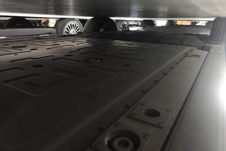 Used Nio ES8 2024 75 kWh Right Side Sill