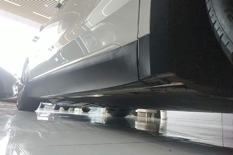 Used Nio ES8 2024 75 kWh Right Side Sill