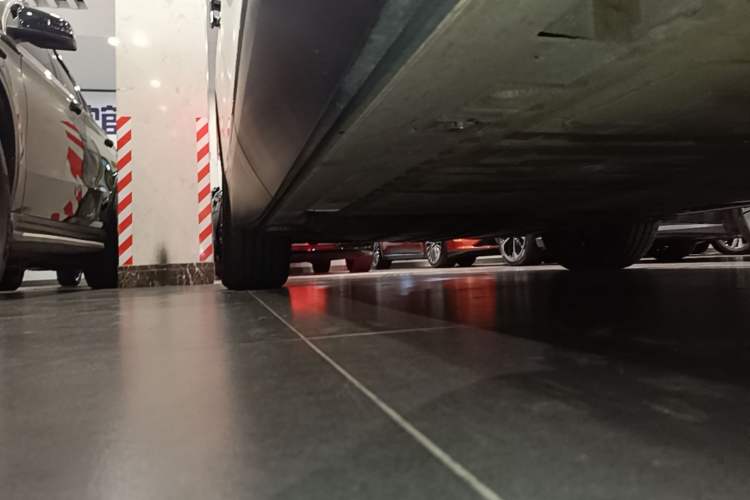 Used Nio ES8 2024 75 kWh Executive Edition Right Side Sill