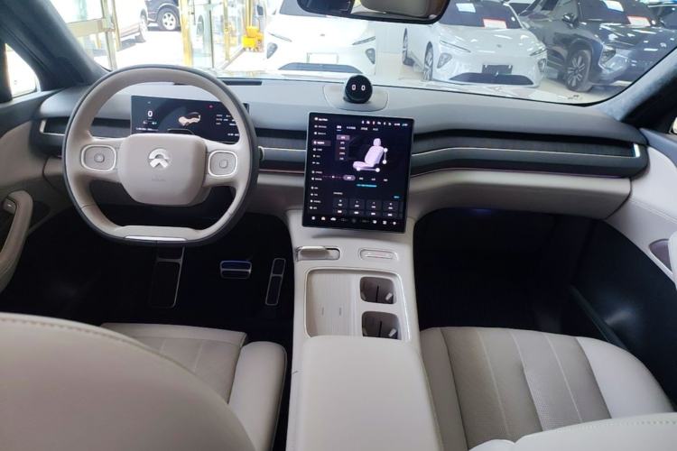 Used Nio ES8 2024 75 kWh Center Console