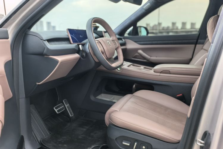 Used Nio ES8 2024 75 kWh Interior 1
