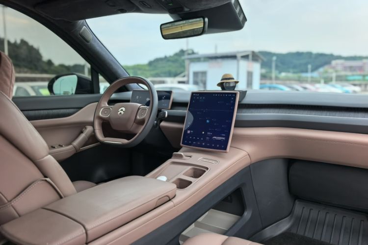 Used Nio ES8 2024 75 kWh Interior 2