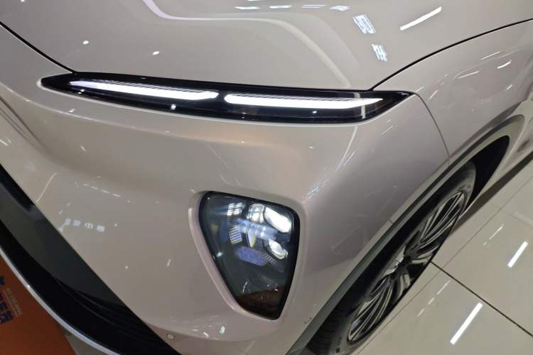 Used Nio ES8 2024 75 kWh Left Front Headlight