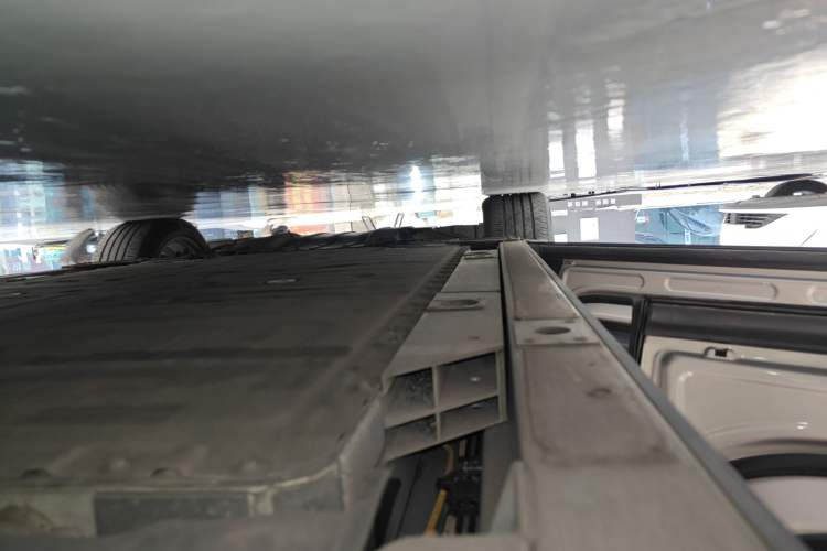 Used Nio ES8 2024 75 kWh Left Side Sill