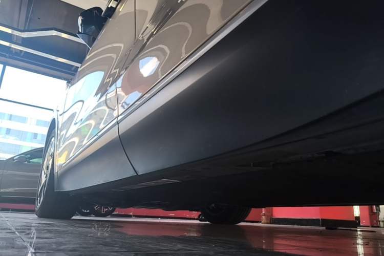 Used Nio ES8 2024 75 kWh Executive Edition Left Side Sill