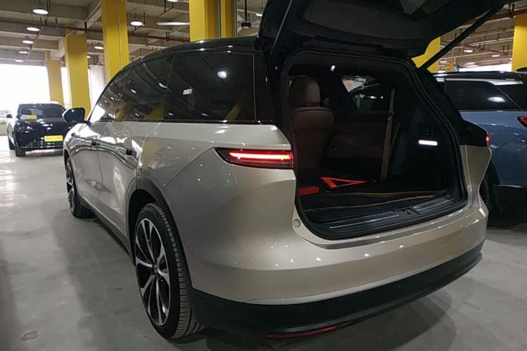 Used Nio ES8 2024 100kWh Signature Edition Rear Left 45 Deg