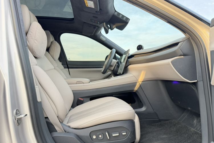 Used Nio ES8 2024 75 kWh Right Front Seat