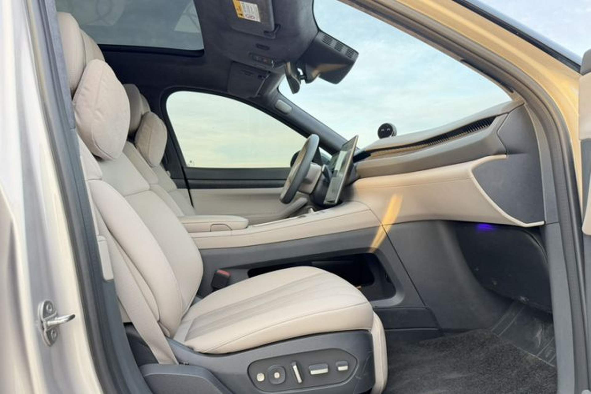 Used Nio ES8 2024 75 kWh Right Front Seat