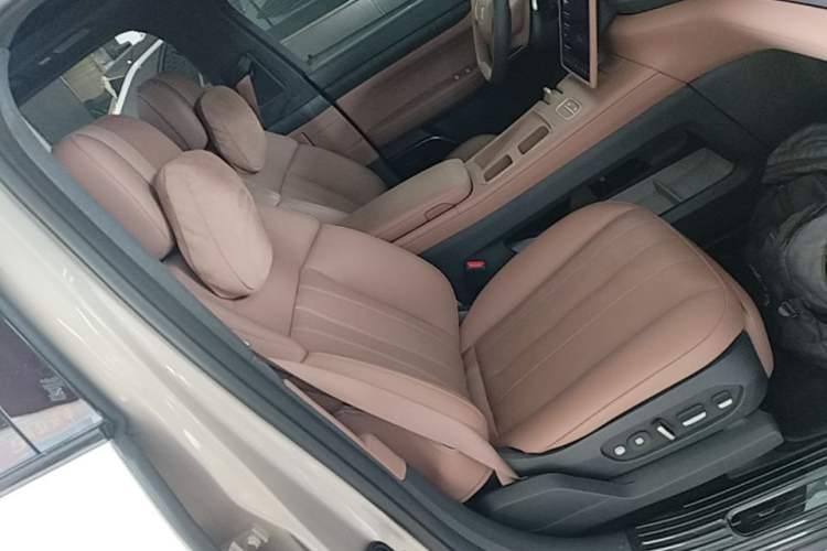 Used Nio ES8 2024 75 kWh Right Front Seat