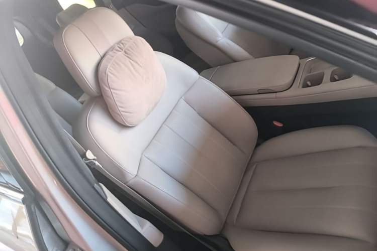 Used Nio ES8 2024 75 kWh Executive Edition Right Front Seat