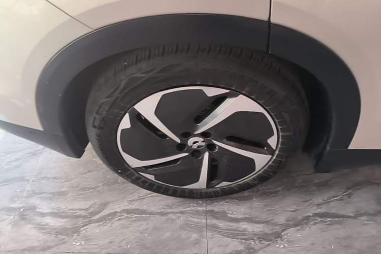 Used Nio ES8 2024 75 kWh Executive Edition Right Rear Wheel Hub