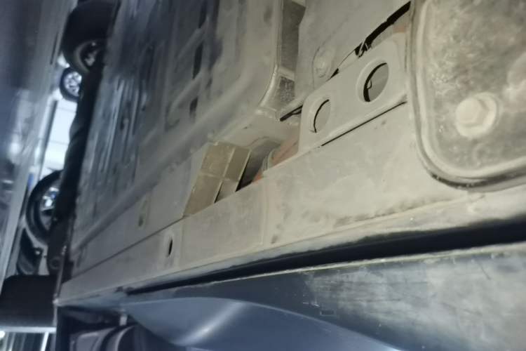 Used Nio ES8 2024 75 kWh Right Side Sill