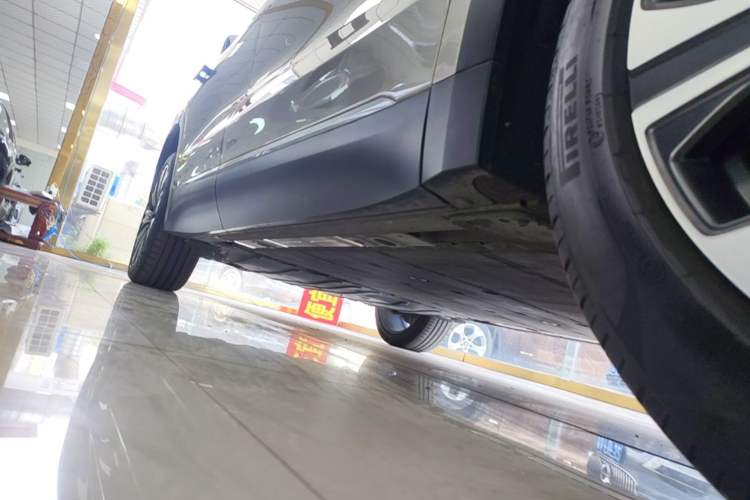 Used Nio ES8 2024 75 kWh Right Side Sill