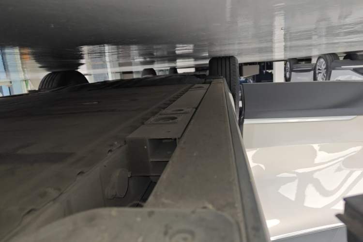 Used Nio ES8 2024 75 kWh Right Side Sill