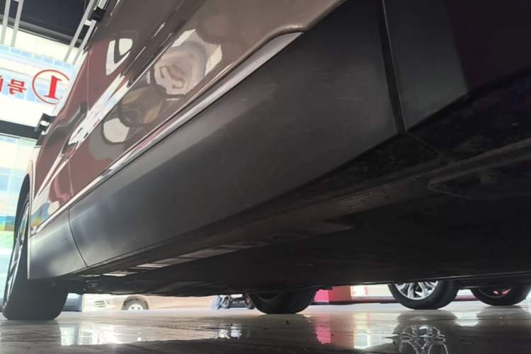 Used Nio ES8 2024 75 kWh Executive Edition Right Side Sill