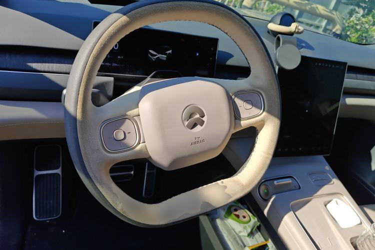 Used Nio ES8 2024 75 kWh Steering Wheel