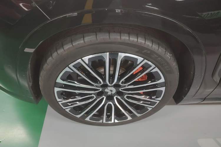 Used Nio ES8 2026 Model 6-seat Executive Signature Edition Left Front Wheel Hub