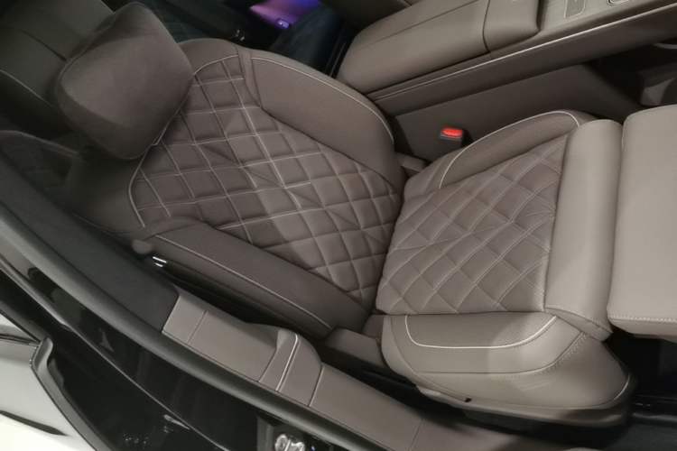 Used Nio ES8 2026 Model 6-seat Executive Signature Edition Right Front Seat