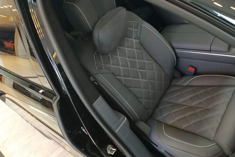 Used Nio ES8 2026 Model 6-seat Executive Signature Edition Right Front Seat
