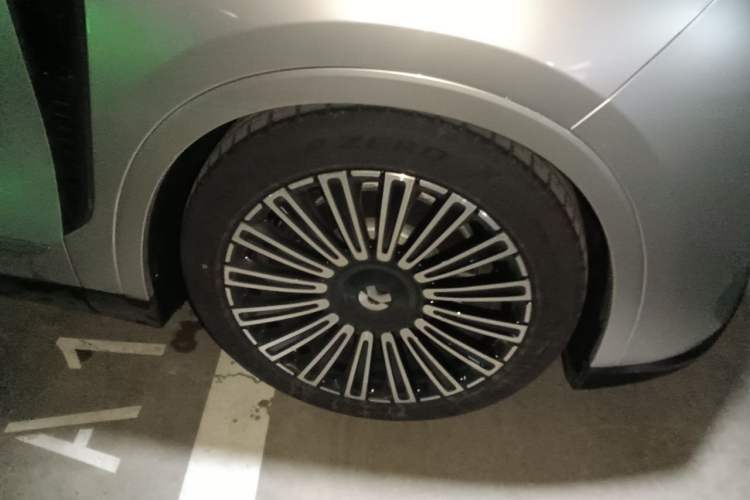 Used Nio ES8 2026 Model 6-seat Executive Luxury Edition Right Front Wheel Hub