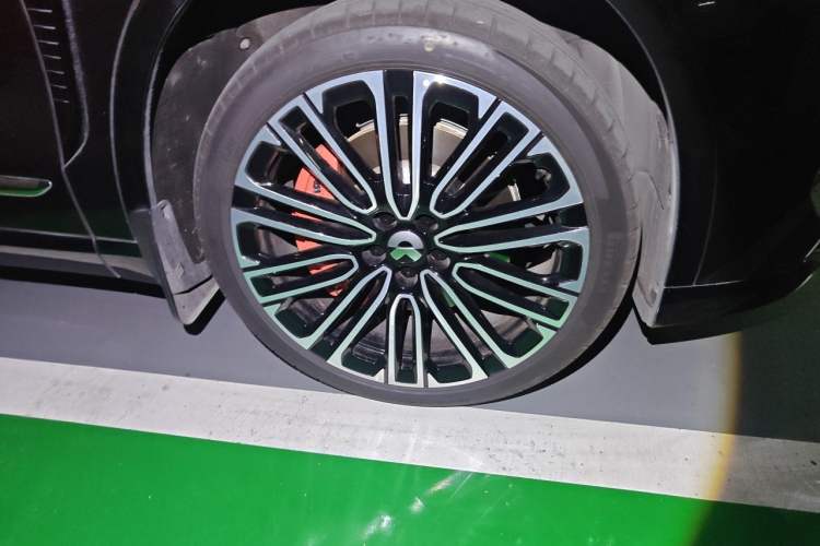 Used Nio ES8 2026 Model 6-seat Executive Signature Edition Right Front Wheel Hub