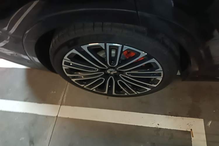 Used Nio ES8 2026 Model 6-seat Executive Signature Edition Right Rear Wheel Hub